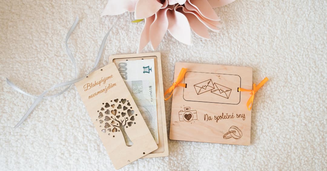 personalizovane_drevene_obalky_na_penize